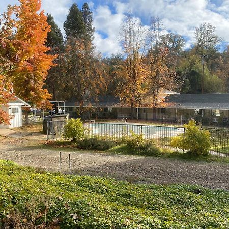 Seven Circles Lodge&Retreat Badger エクステリア 写真