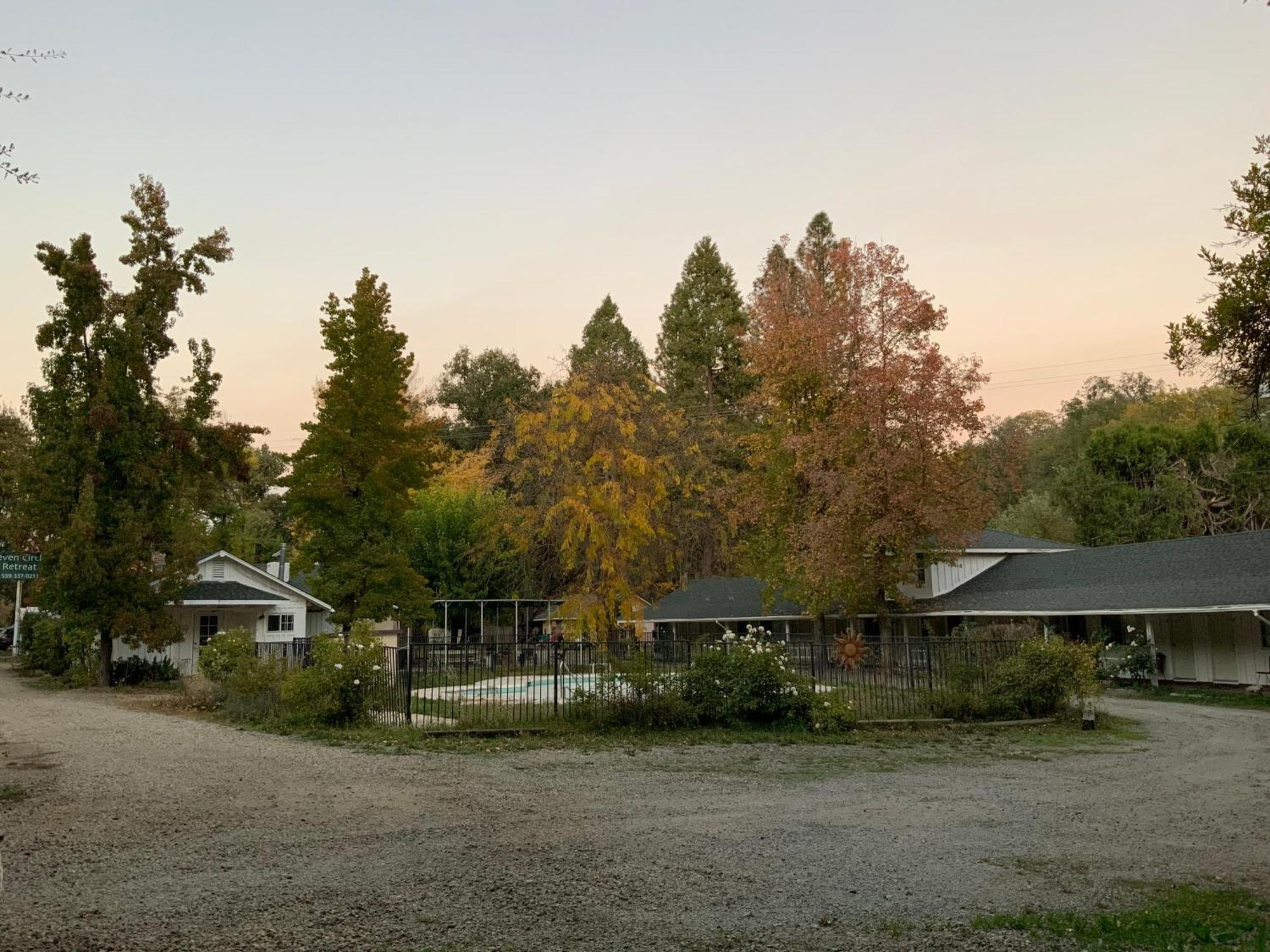 Seven Circles Lodge&Retreat Badger エクステリア 写真